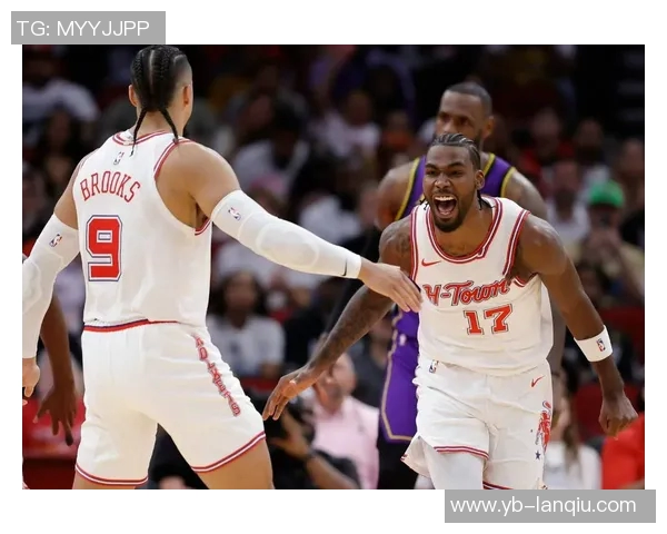 火箭队近期首发阵容进攻效率飙升至142抢回60投丢球展现强大实力 火箭队近期首发阵容进攻效率飙升至142抢回60投丢球展现强大实力